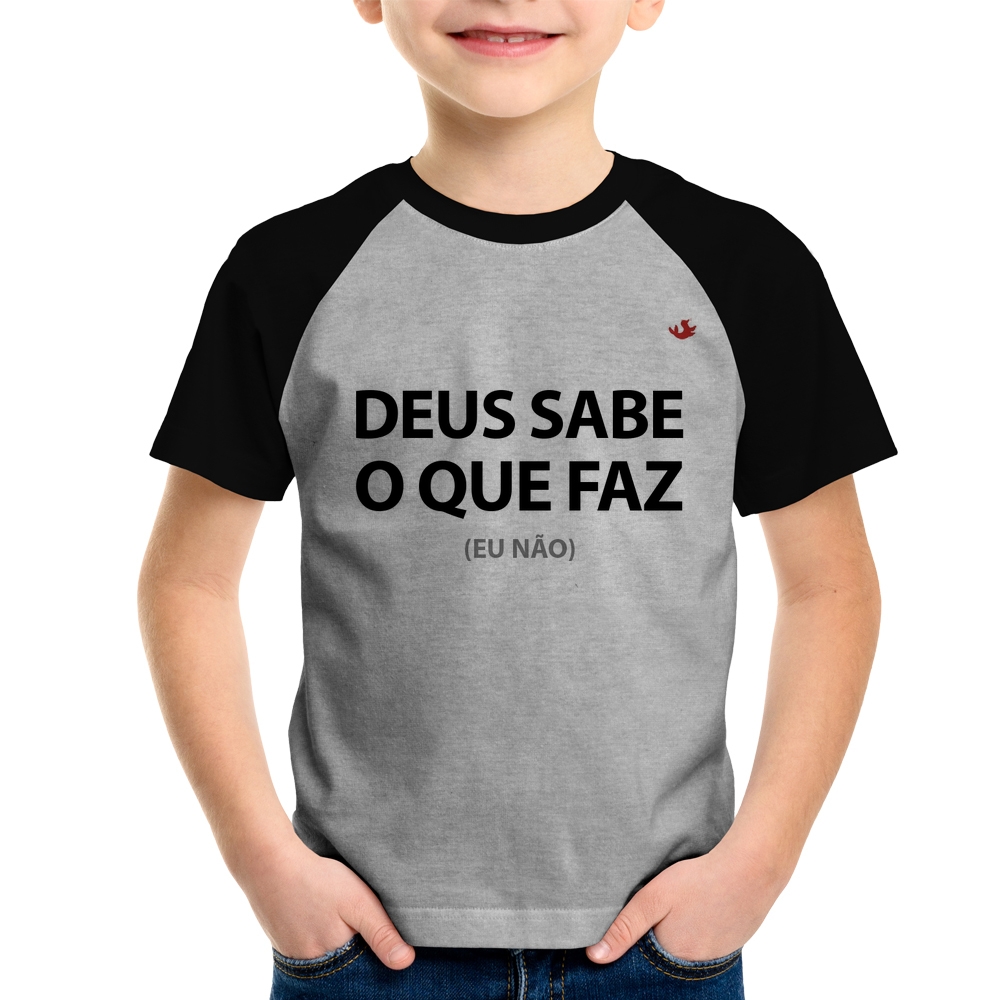 Camiseta Raglan Infantil Deus sabe o que faz, eu não