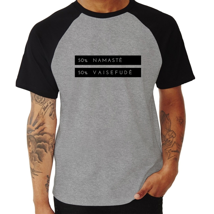 Camiseta Raglan 50% Namastê 50% Vaisefudê - Cinza/Preto