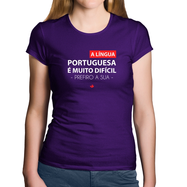 Baby Look Algodão A língua portuguesa é muito difícil, prefiro a sua - Roxa