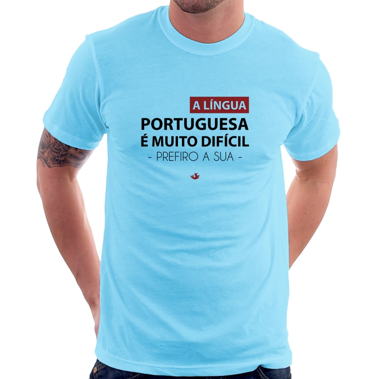 Camiseta A língua portuguesa é muito difícil, prefiro a sua - Azul Bebê
