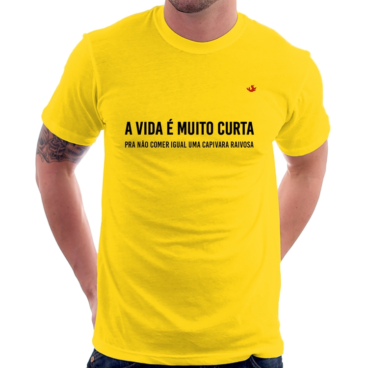 Camiseta A vida é muito curta pra não comer igual uma capivara raivosa - Amarela