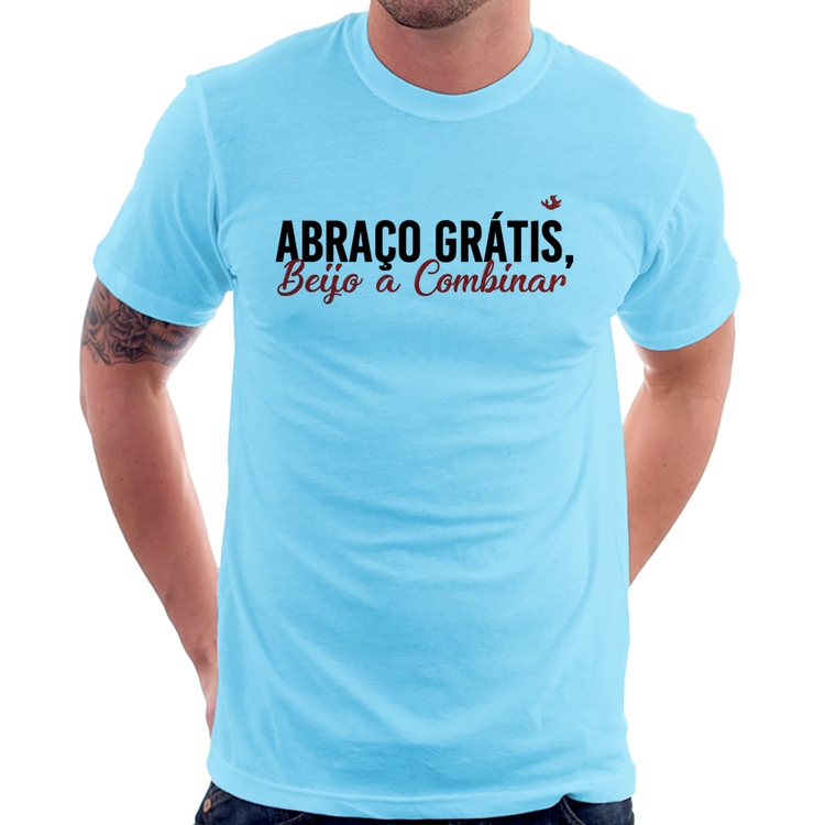 Camiseta Abraço grátis, beijo a combinar - Azul Bebê