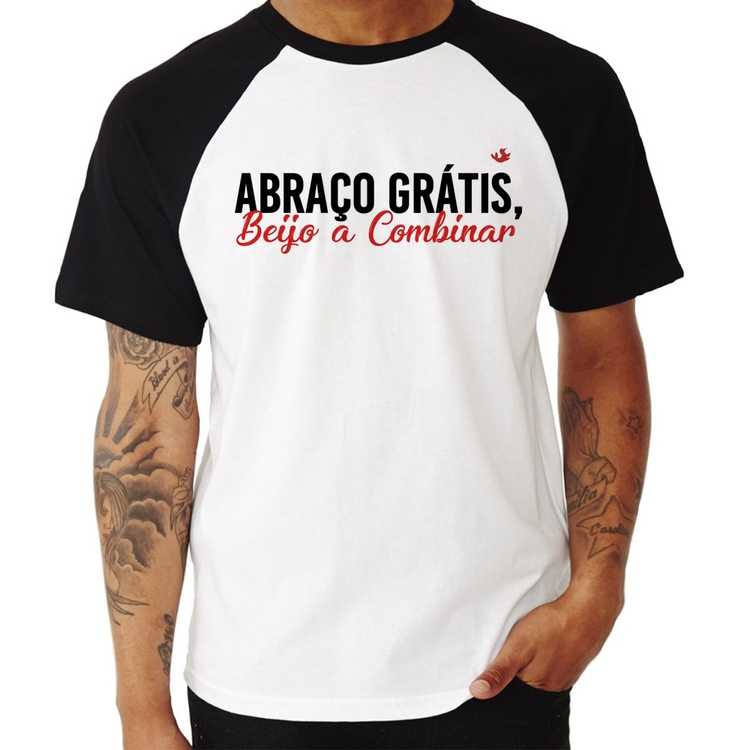 Camiseta Raglan Abraço grátis, beijo a combinar