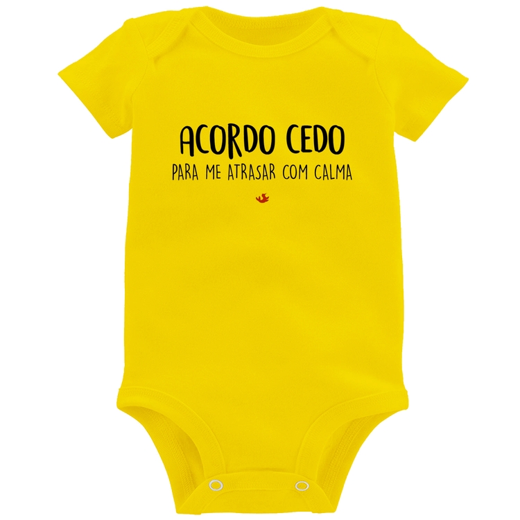 Body Bebê Acordo cedo para me atrasar com calma - Amarelo