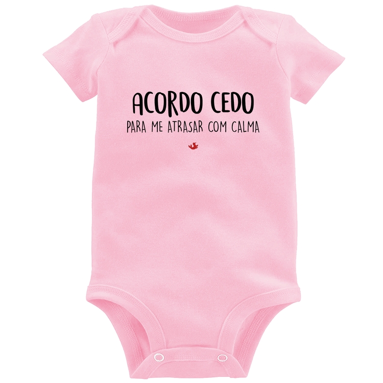 Body Bebê Acordo cedo para me atrasar com calma - Rosa Bebê