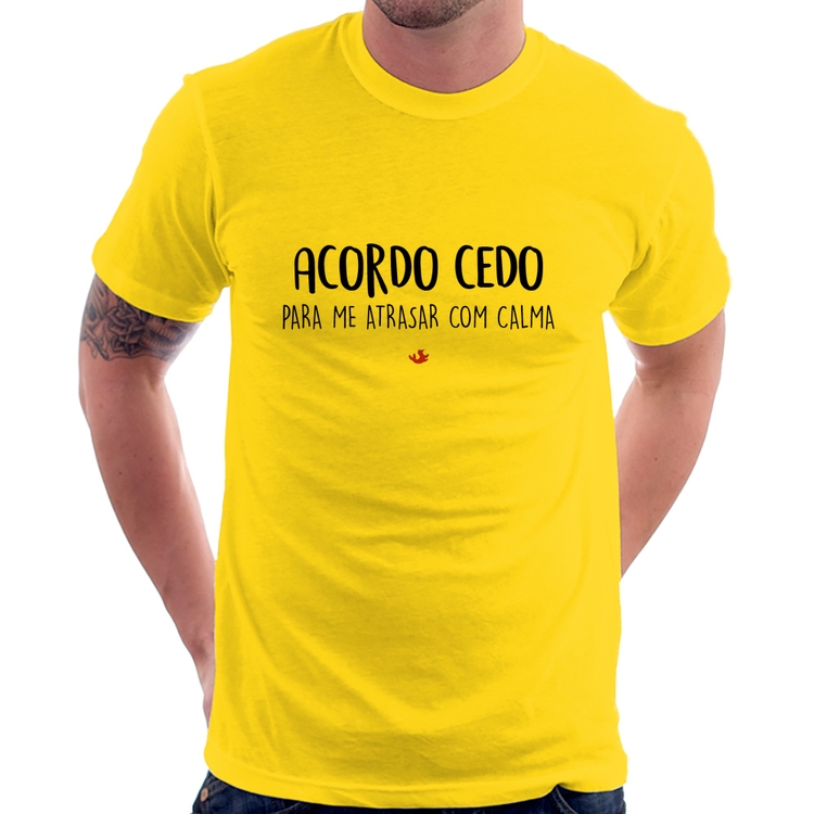 Camiseta Acordo cedo para me atrasar com calma - Amarela