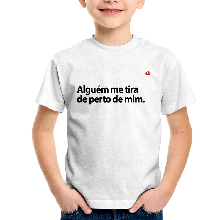 Camiseta Infantil Alguém me tira de perto de mim.