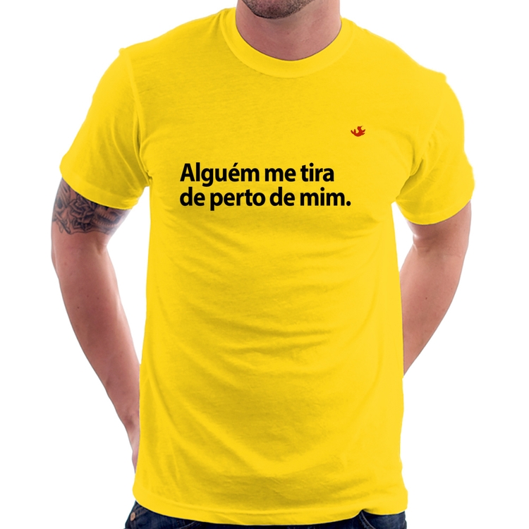 Camiseta Alguém me tira de perto de mim. - Amarela