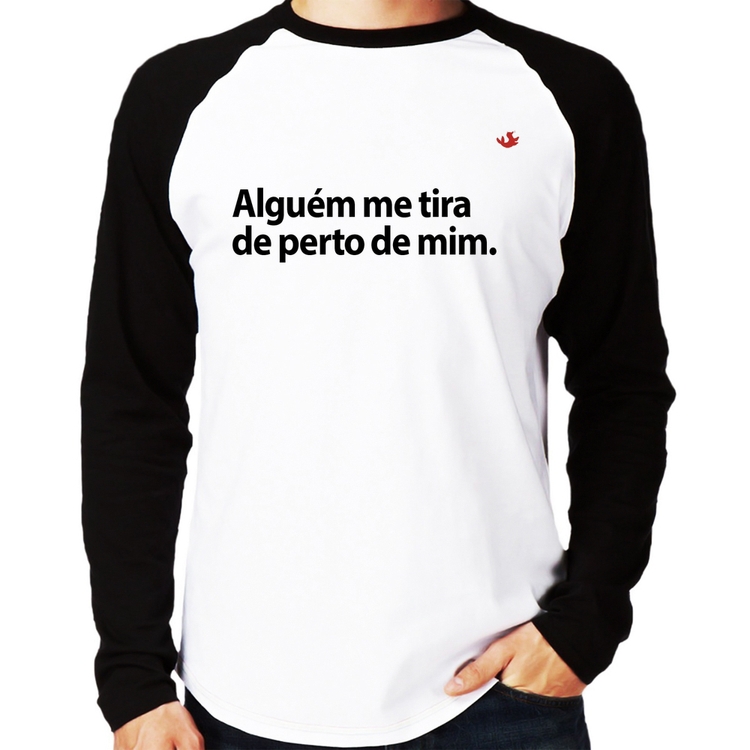 Camiseta Raglan Alguém me tira de perto de mim. Manga Longa