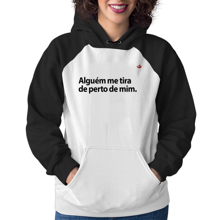 Moletom Feminino Alguém me tira de perto de mim.