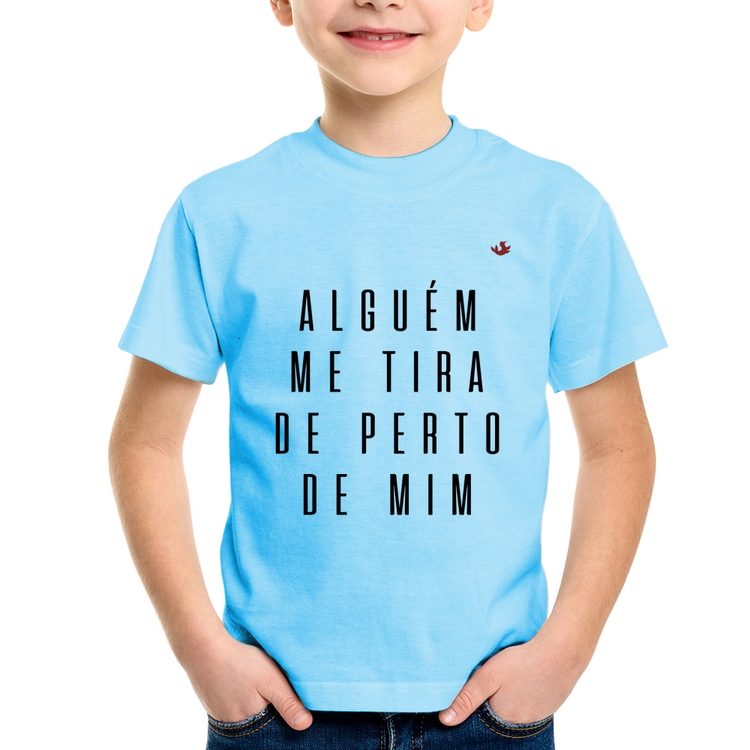 Camiseta Infantil Alguém me tira de perto de mim - Azul Bebê