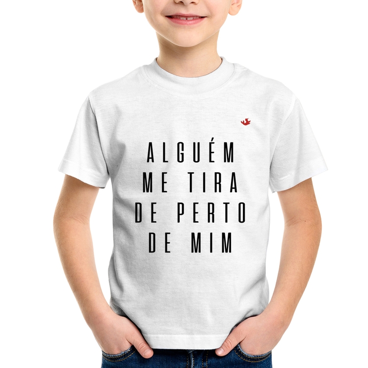 Camiseta Infantil Alguém me tira de perto de mim