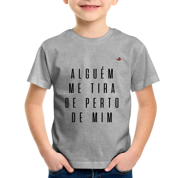 Camiseta Infantil Alguém me tira de perto de mim - Cinza