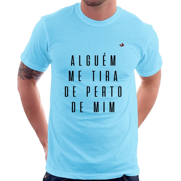 Camiseta Alguém me tira de perto de mim - Azul Bebê