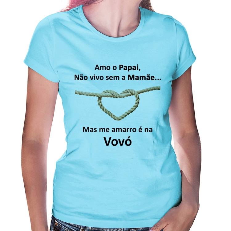 Baby Look Amo o Papai, Não vivo sem a Mamãe mas me amarro na Vovó - Azul Bebê
