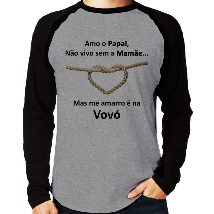 Camiseta Raglan Amo o Papai, Não vivo sem a Mamãe mas me amarro na Vovó Manga Longa - Cinza/Preto