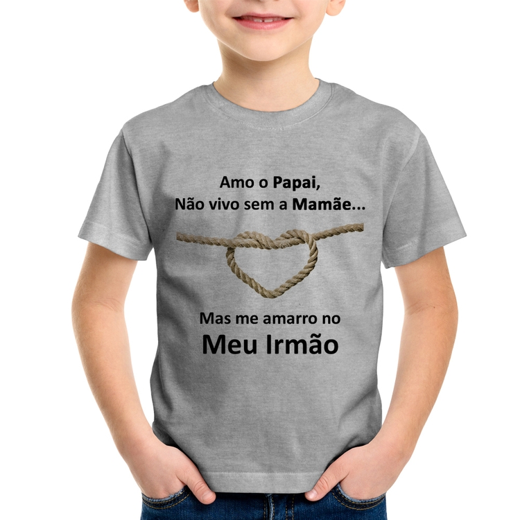 Camiseta Infantil Amo o Papai, Não vivo sem a Mamãe mas me amarro no meu irmão - Cinza
