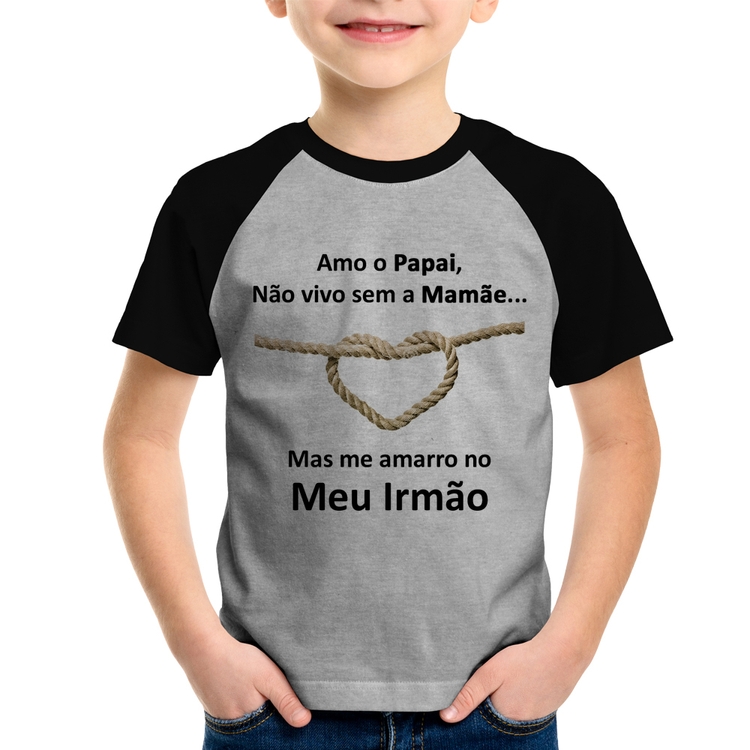 Camiseta Raglan Infantil Amo o Papai, Não vivo sem a Mamãe mas me amarro no meu irmão - Cinza/Preto