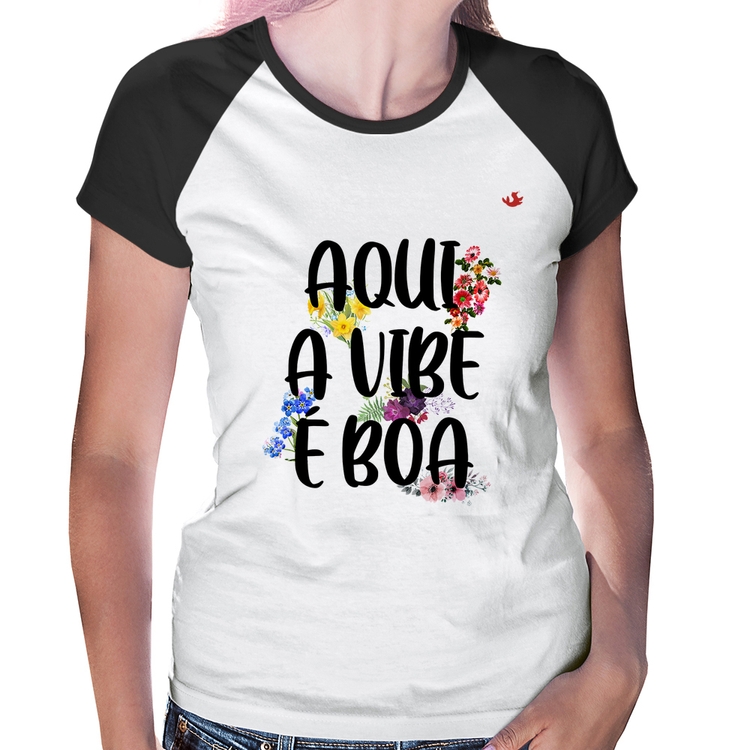 Baby Look Raglan Aqui a vibe é boa
