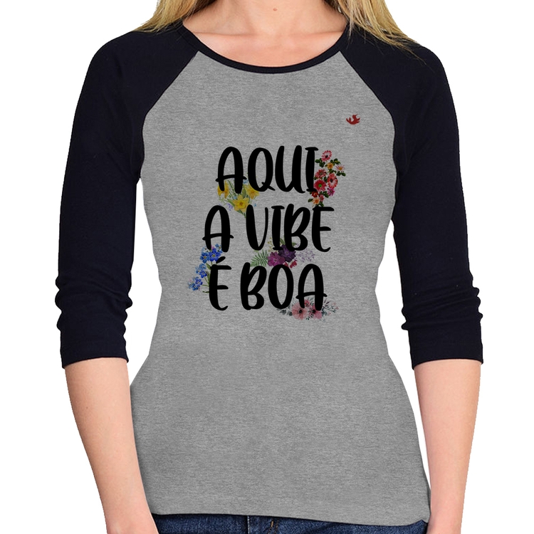 Baby Look Raglan Aqui a vibe é boa Manga 3/4 - Cinza/Preto