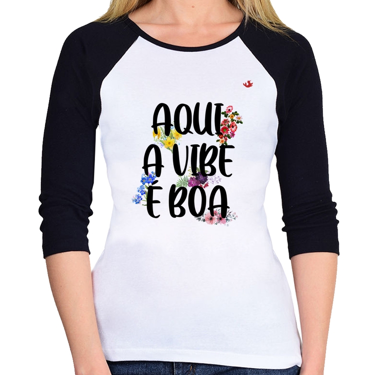 Baby Look Raglan Aqui a vibe é boa Manga 3/4