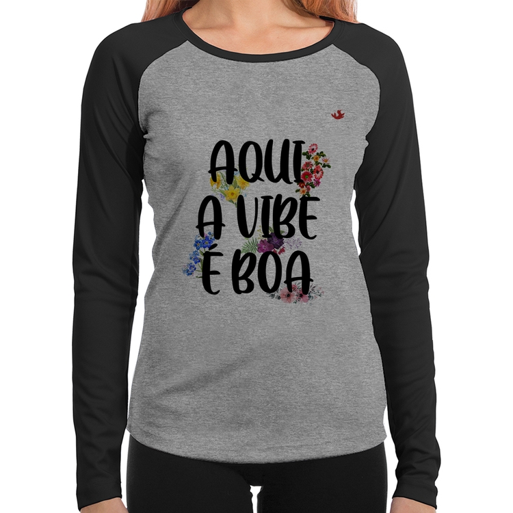 Baby Look Raglan Aqui a vibe é boa Manga Longa - Cinza/Preto