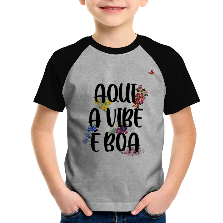 Camiseta Raglan Infantil Aqui a vibe é boa - Cinza/Preto