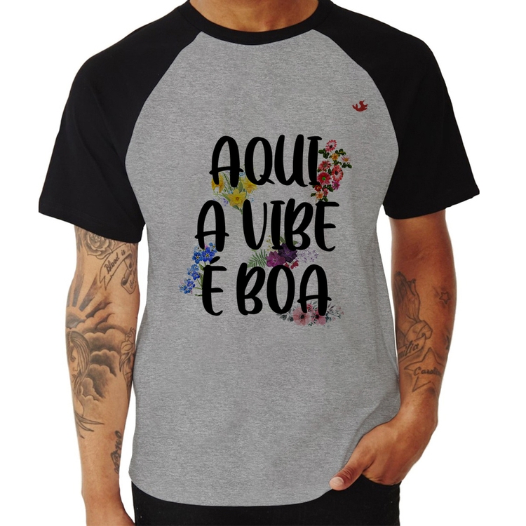 Camiseta Raglan Aqui a vibe é boa - Cinza/Preto