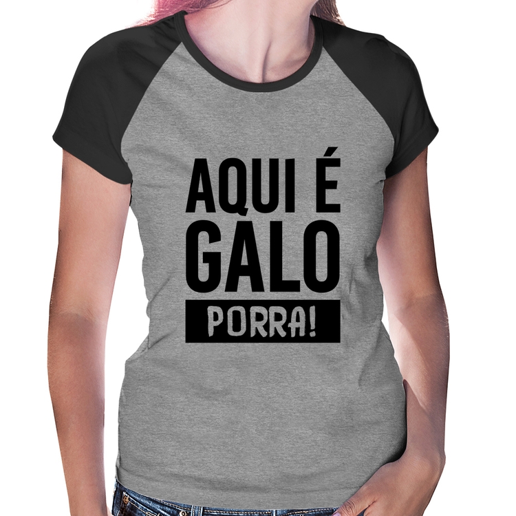 Baby Look Raglan Aqui é galo Po**a - Cinza/Preto