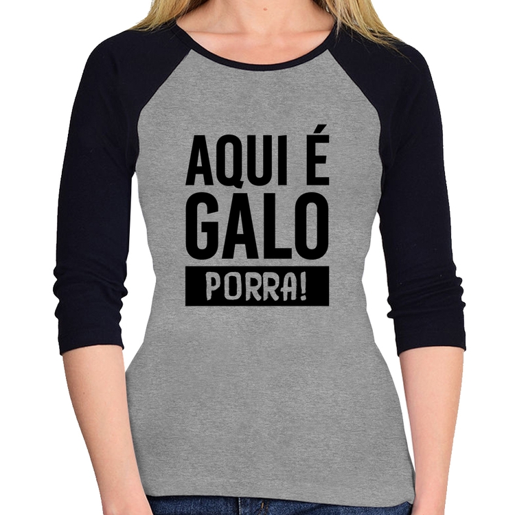 Baby Look Raglan Aqui é galo Po**a Manga 3/4 - Cinza/Preto