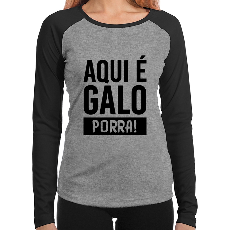 Baby Look Raglan Aqui é galo Po**a Manga Longa - Cinza/Preto