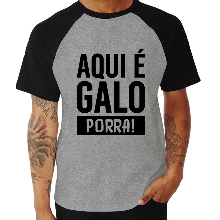 Camiseta Raglan Aqui é galo Po**a - Cinza/Preto