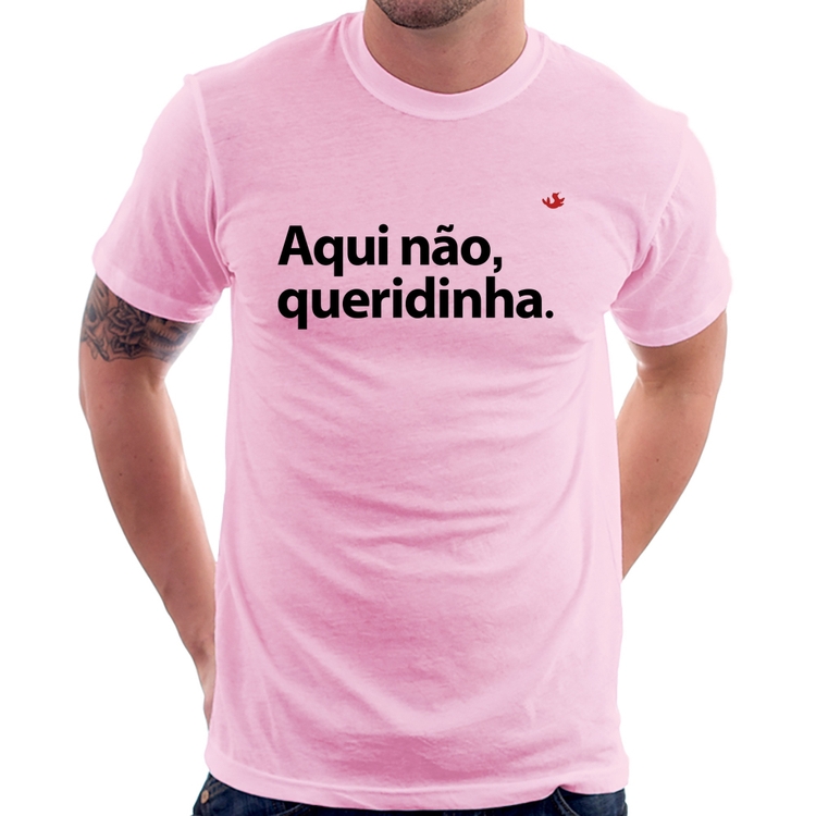 Camiseta Aqui não queridinha - Rosa Bebê
