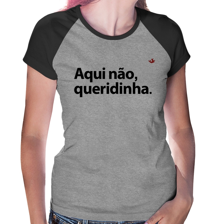 Baby Look Raglan Aqui não queridinha - Cinza/Preto