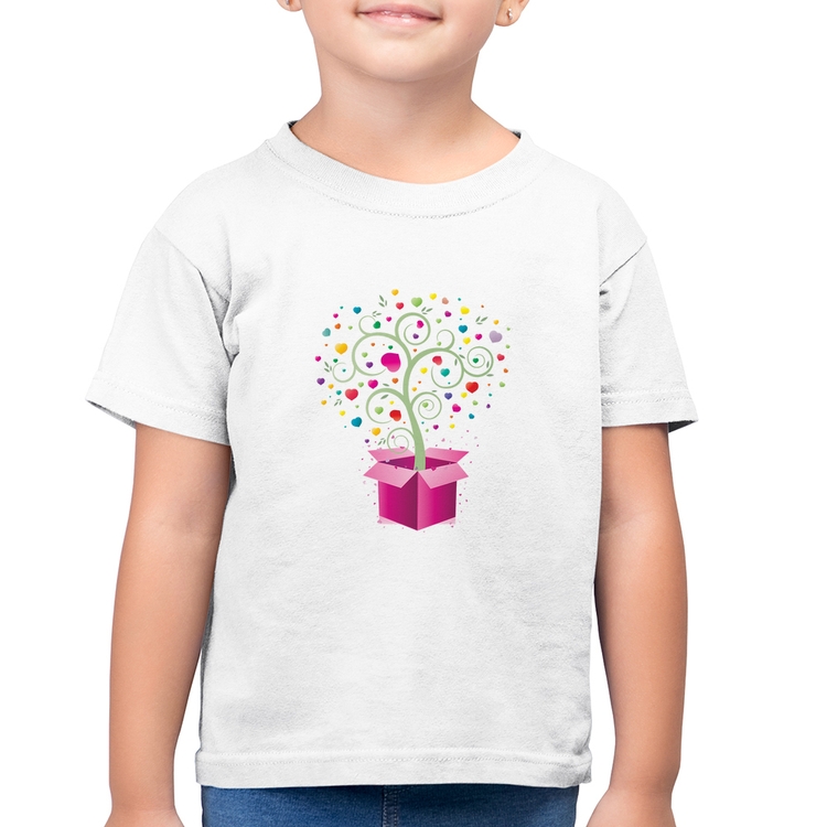 Camiseta Algodão Infantil Árvore Corações Caixa - Branca