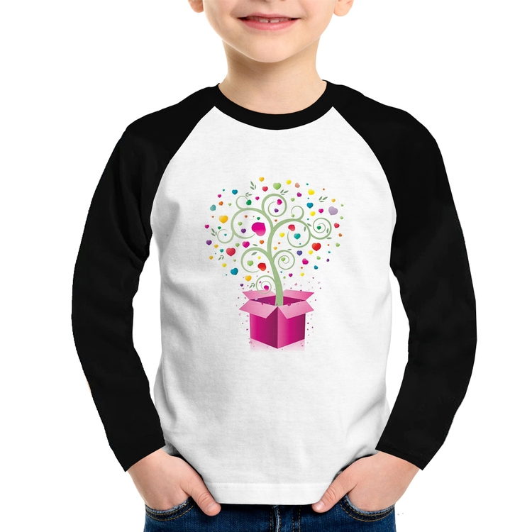Camiseta Raglan Infantil Árvore Corações Caixa Manga Longa