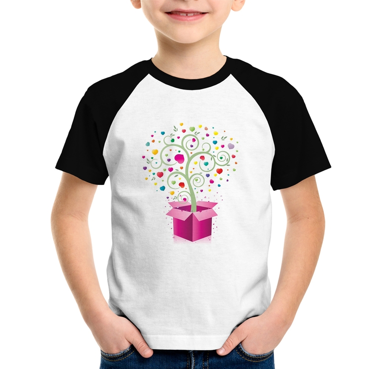 Camiseta Raglan Infantil Árvore Corações Caixa