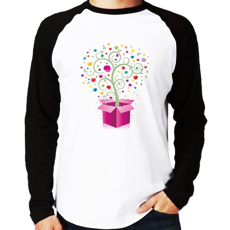 Camiseta Raglan Árvore Corações Caixa Manga Longa