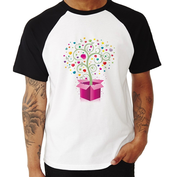 Camiseta Raglan Árvore Corações Caixa
