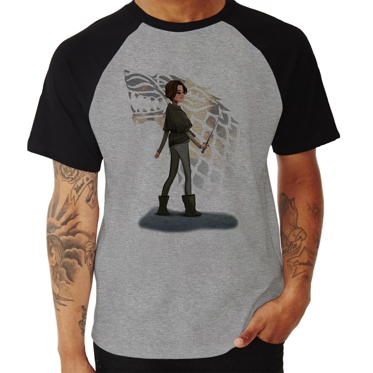 Camiseta Raglan Arya Stark Art - Cinza/Preto