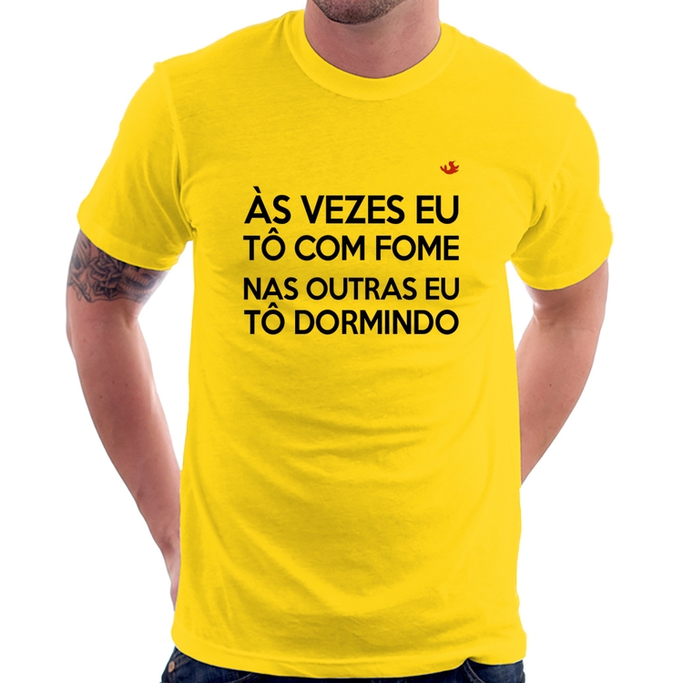 Camiseta Às vezes eu tô com fome, nas outras eu tô dormindo - Amarela