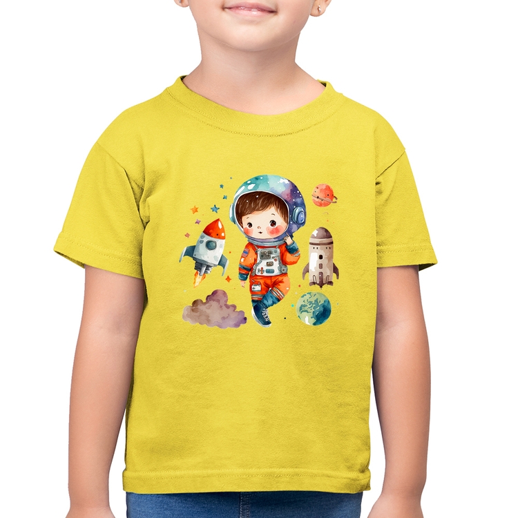 Camiseta Algodão Infantil Astronauta Criança e Foguetes - Amarelo Canário