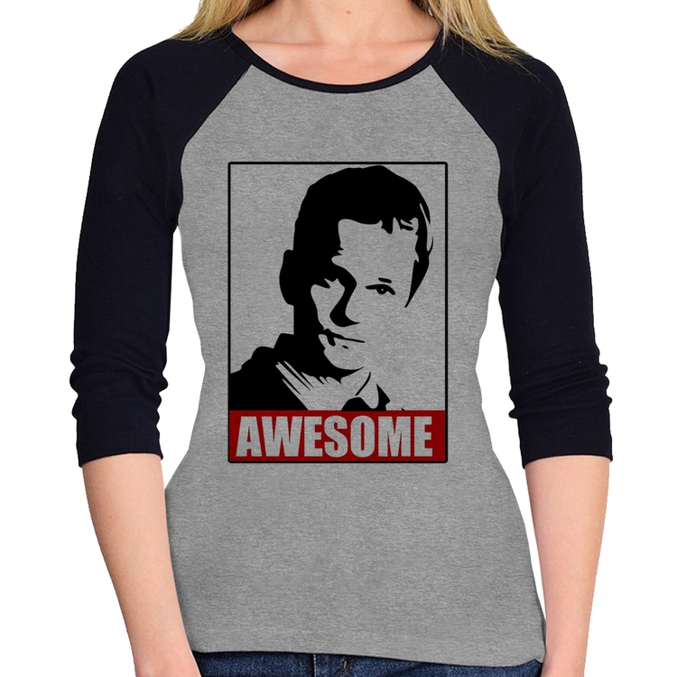 Baby Look Raglan Awesome Barney Stinson Manga 3/4 - Cinza/Preto