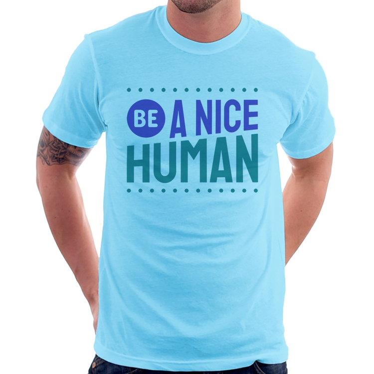 Camiseta Be A Nice Human  - Azul Bebê