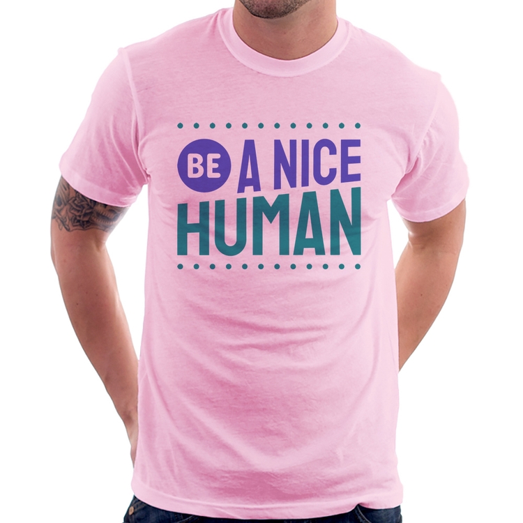 Camiseta Be A Nice Human  - Rosa Bebê