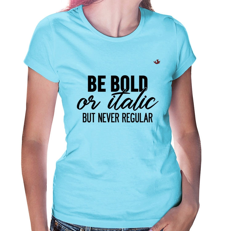 Baby Look Be bold or italic, but never regular - Azul Bebê