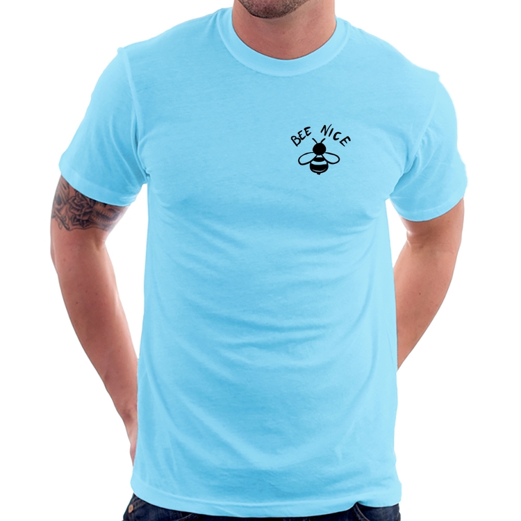 Camiseta Bee Nice - Azul Bebê