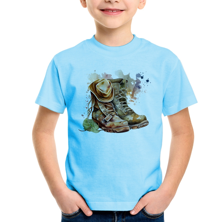 Camiseta Infantil Botas e Chapéu Retrô - Azul Bebê