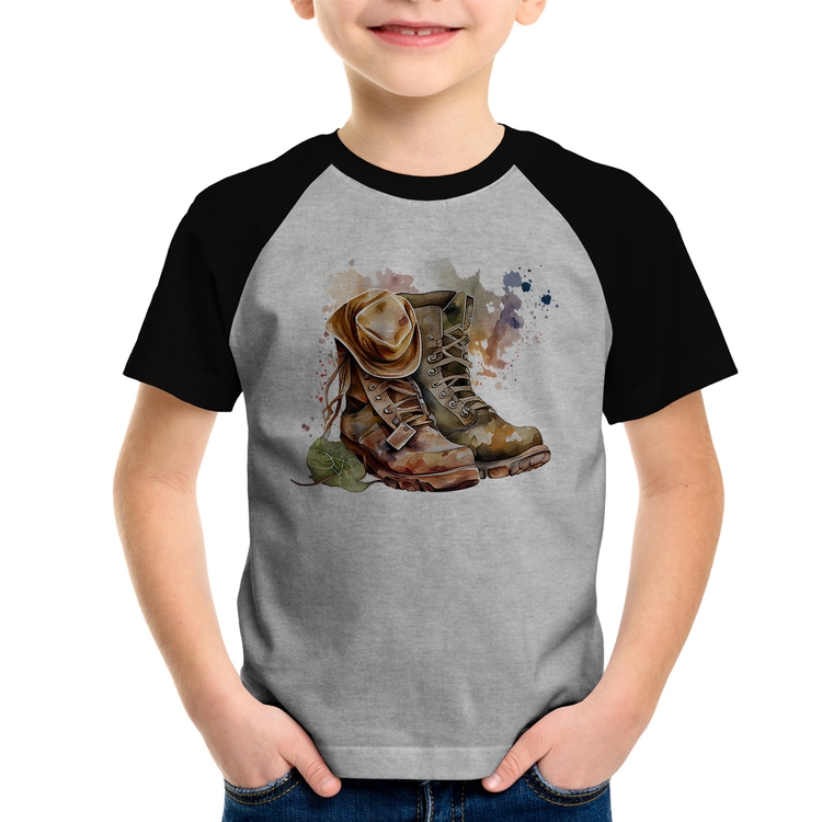 Camiseta Raglan Infantil Botas e Chapéu Retrô - Cinza/Preto