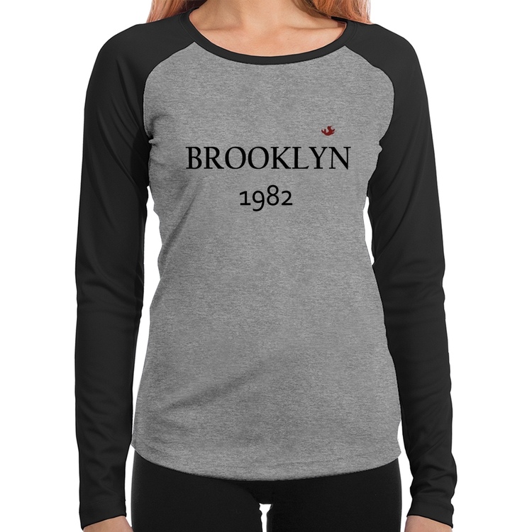 Baby Look Raglan Brooklyn 1982 Manga Longa - Cinza/Preto